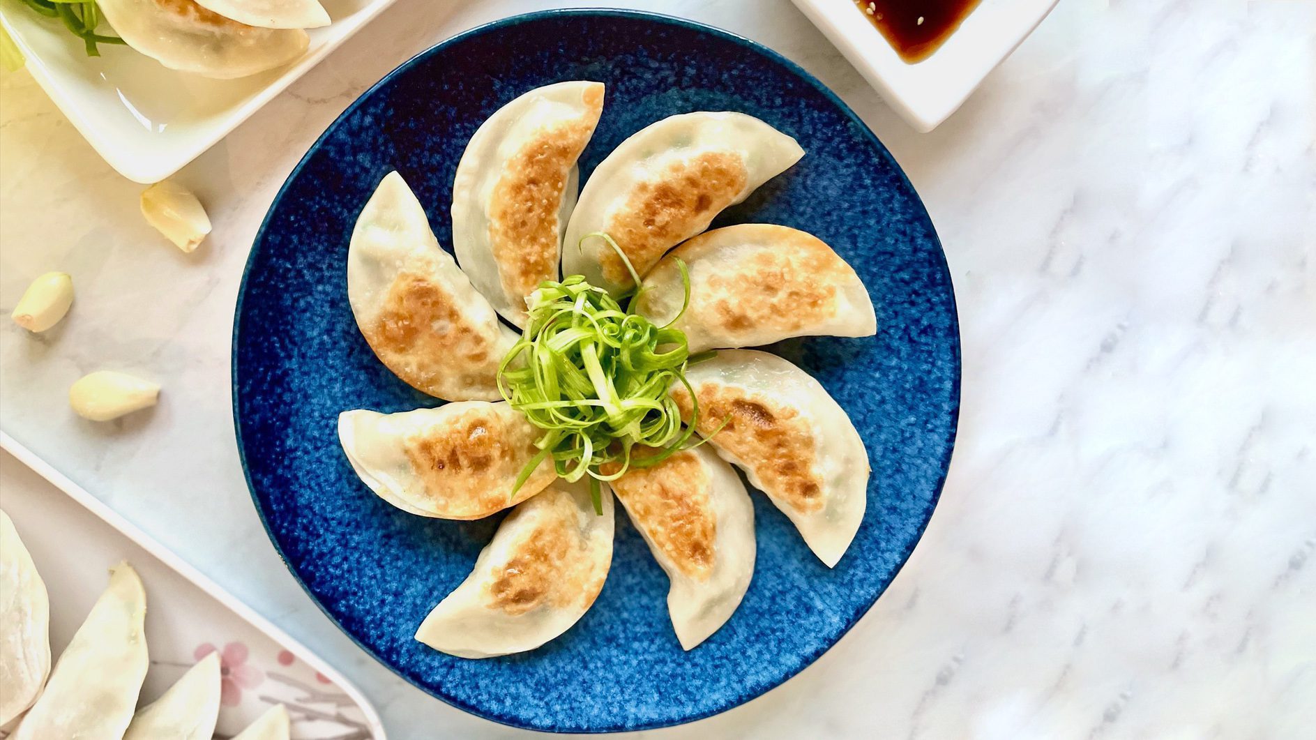 طرز تهیه پیراشکی گوشت در فر و بدون فر با طعمی بینظیر