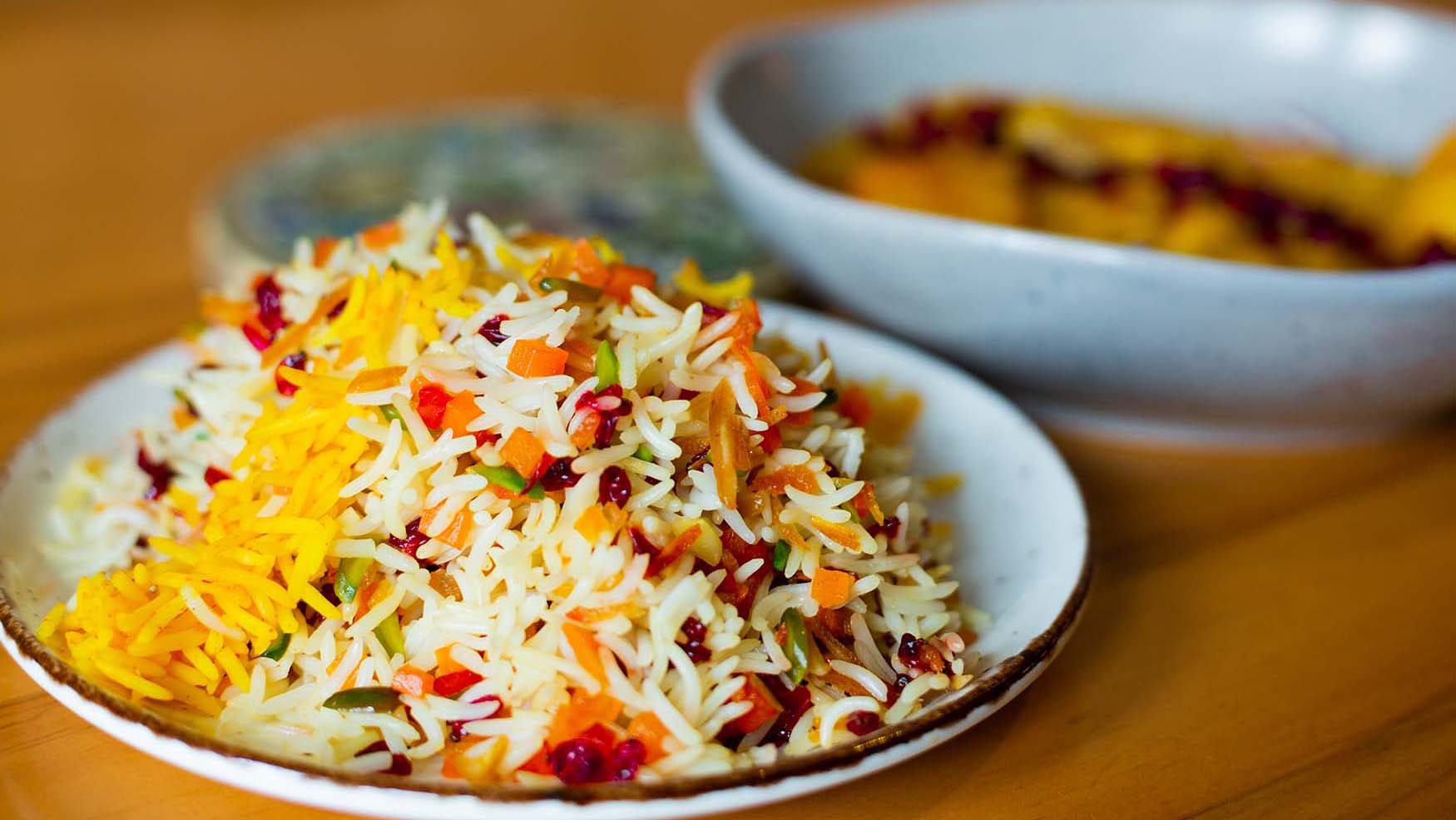 طرز تهیه هویج پلو خوشمزه و مجلسی با مرغ زعفرانی به روش آسان