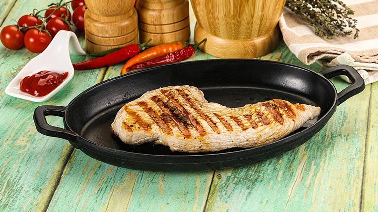 طرز تهیه مرغ گریل در ماهیتابه رژیمی، سریع، کم‌کالری و خوشمزه!